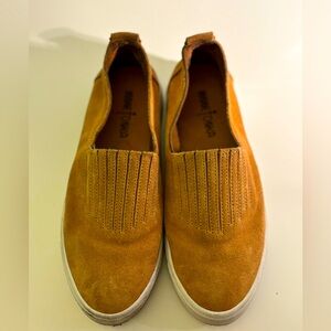 Minnetonka lace less tan suede leather slip on tennis shoes Sz 7